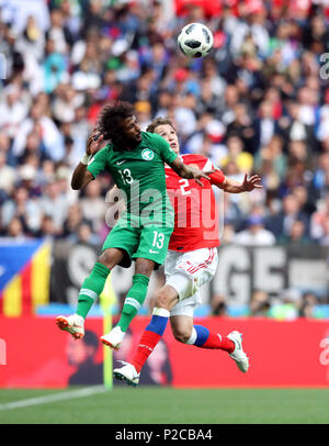 Saudi-arabien Yasser Al-Shahrani (links) und dem russischen Mario Fernandes Kampf um den Ball in der Luft während der FIFA WM 2018, Gruppe, ein Gleiches an der Luzhniki Stadion, Moskau. Stockfoto