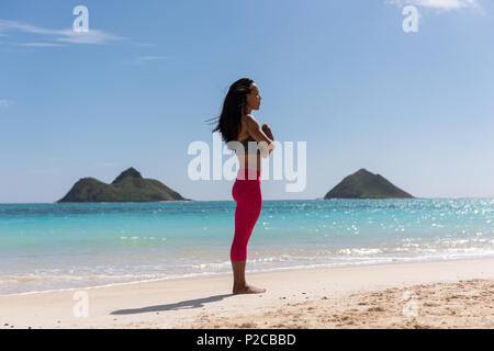 Frau durchführen Yoga am Strand Stockfoto