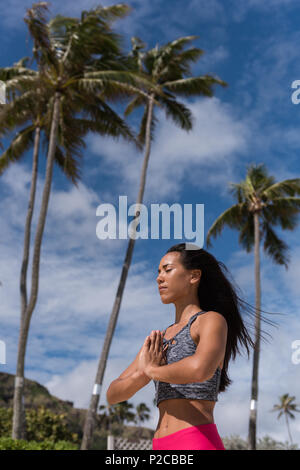 Frau durchführen Yoga am Strand Stockfoto