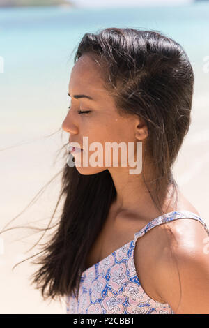 Frau durchführen Yoga am Strand Stockfoto