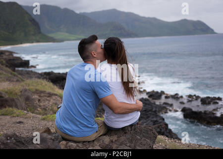 Paare, die in der Nähe von Meer Stockfoto