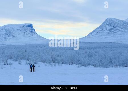 Schweden, Lappland, Region als Weltkulturerbe von der UNESCO, Norrbottens Län aufgeführt, Ski Wanderer auf dem Kungsleden im Winter mit den Lapporten im Hintergrund in der Abisko Nationalpark Stockfoto