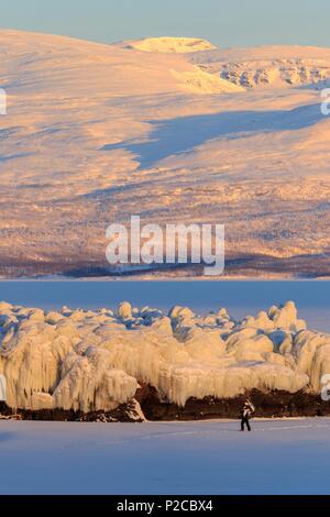 Schweden, Lappland, Region als Weltkulturerbe von der UNESCO, Norrbottens Län aufgeführt, Erstes Licht nach dem arktischen Winter auf Eis Formationen auf See Tornetrask in Abisko Nationalpark Stockfoto