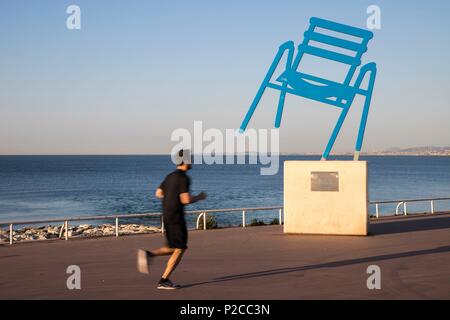 Frankreich, Alpes Maritimes, Nice, die SAB blauen Stuhl der Schönen künstlerin sabine Géraudie an der Promenade des Anglais Stockfoto