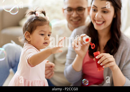 Familie mit Seifenblasen zu Hause spielen Stockfoto