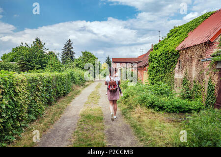 Junge Mutter mit ihrem Kind und gehen über die malerische Landschaft Straße Stockfoto