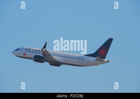 Air Canada Boeing 737 Max. 8, Im neuen Gewand, Klettern entfernt vom LAX entfernt, der internationale Flughafen von Los Angeles, Kalifornien, USA. Stockfoto