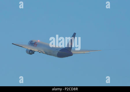 FedEx Express Boeing 767-300 Frachtflugzeug Klettern entfernt vom internationalen Flughafen von Los Angeles, LAX, Kalifornien, USA. Kondensstreifen Form über den Flügel. Stockfoto