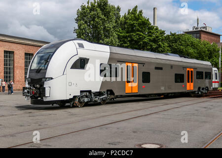 Derzeit entsteht im Werk Krefeld-Uerdingen Siemens die neue Generation von Fahrzeugen für den Nahverkehr in der Rhein-Ruhr-Region. Der Siemens Desiro HC ist eine Kombination aus elektro-triebzug und Doppelstockwagen. Stockfoto