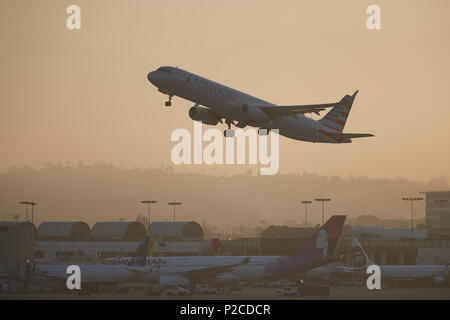 American Airlines Airbus A321 Jet Airliner, wobei Sie am internationalen Flughafen von Los Angeles, LAX, Kalifornien, USA, in der Dämmerung. Stockfoto