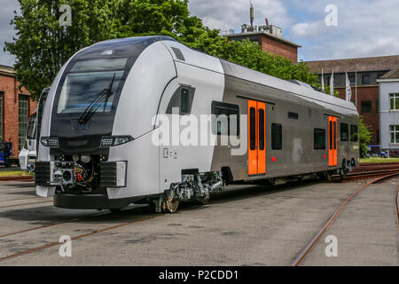 Derzeit entsteht im Werk Krefeld-Uerdingen Siemens die neue Generation von Fahrzeugen für den Nahverkehr in der Rhein-Ruhr-Region. Der Siemens Desiro HC ist eine Kombination aus elektro-triebzug und Doppelstockwagen. Stockfoto