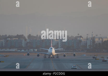 Qantas Airways Boeing 747-400 Passenger Jet Rollen nach der Landung am Los Angeles International Airport LAX. Kalifornien, USA. Stockfoto