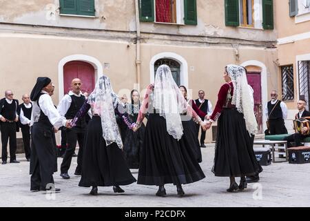 Italien, Sardinien, Sardinien, Alghero, Carrer de la Merce, native folk Truppe Platz Piazza Santa Caterina Stockfoto