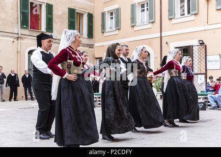 Italien, Sardinien, Sardinien, Alghero, Carrer de la Merce, native folk Truppe Platz Piazza Santa Caterina Stockfoto