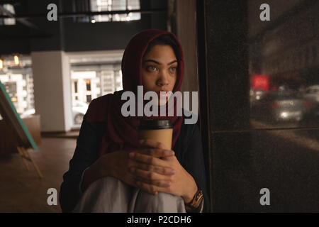 Besorgt Geschäftsfrau im hijab Entspannen Cafeteria Stockfoto