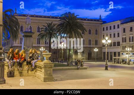 Italien, Sardinien, Sardinien, Sassari, Platz Piazza d'Italia, Statue von Vittorio Emanuelle II und Rathaus Stockfoto