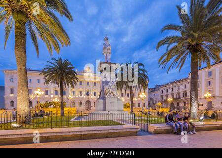 Italien, Sardinien, Sardinien, Sassari, Platz Piazza d'Italia, Statue von Vittorio Emanuelle II und Palazzo della Provincia Stockfoto