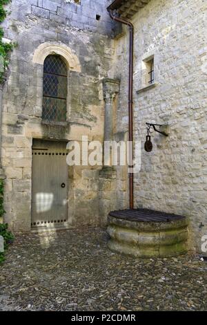 Frankreich, Alpes de Haute Provence, Saint Michel von der Sternwarte, Garten der Priorin von Saint Michel, dem ehemaligen Priorat gegen die Obere Kirche lehnt, romanische Kirche aus dem 12. Jahrhundert aufgeführt als historisches Monument, von der Benediktinerabtei des Hl. Andreas in Villeneuve les Avignon gegründet Stockfoto