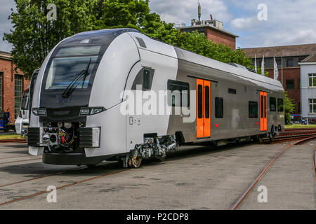 Derzeit entsteht im Werk Krefeld-Uerdingen Siemens die neue Generation von Fahrzeugen für den Nahverkehr in der Rhein-Ruhr-Region. Der Siemens Desiro HC ist eine Kombination aus elektro-triebzug und Doppelstockwagen. Stockfoto