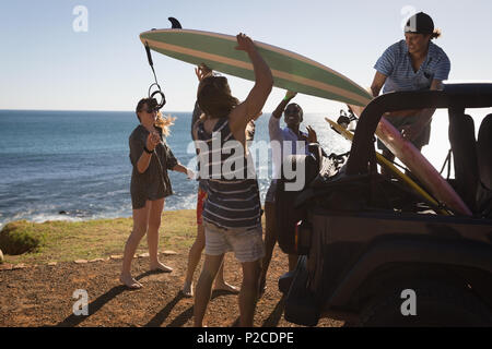 Gruppe von Freunden Surfbrett aus Jeep Stockfoto