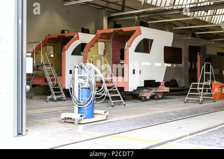 Derzeit entsteht im Werk Krefeld-Uerdingen Siemens die neue Generation von Fahrzeugen für den Nahverkehr in der Rhein-Ruhr-Region. Der Siemens Desiro HC ist eine Kombination aus elektro-triebzug und Doppelstockwagen. - Rohbauten der Triebkoepfe fuer den Rrx. Stockfoto