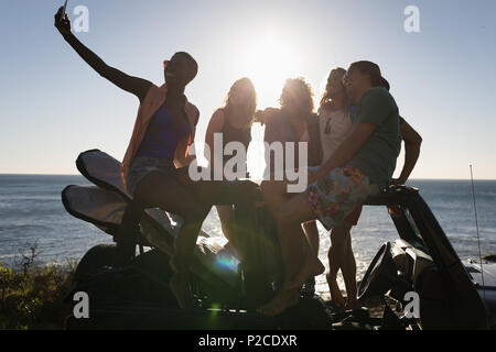 Eine Gruppe von Freunden, die selfie mit Handy Stockfoto