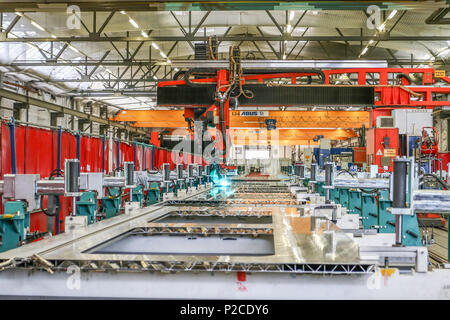 Derzeit entsteht im Werk Krefeld-Uerdingen Siemens die neue Generation von Fahrzeugen für den Nahverkehr in der Rhein-Ruhr-Region. Der Siemens Desiro HC ist eine Kombination aus elektro-triebzug und Doppelstockwagen. Stockfoto