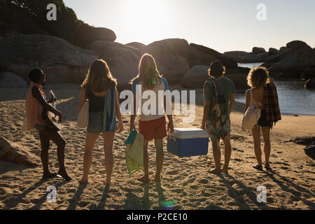 Männliche Freunde Durchführung esky im Strand Stockfoto