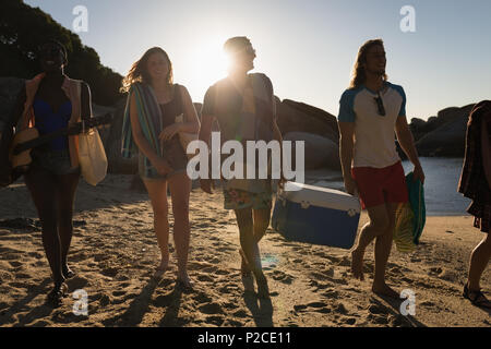 Männliche Freunde Durchführung esky im Strand Stockfoto