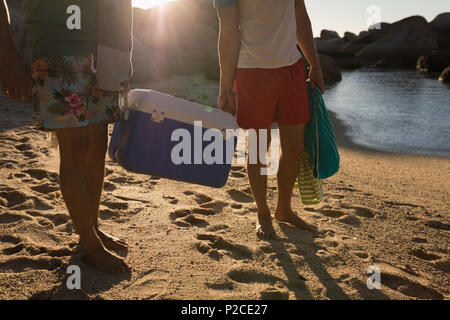 Männliche Freunde Durchführung esky im Strand Stockfoto