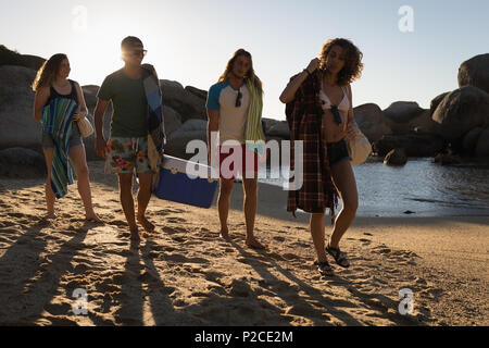 Männliche Freunde Durchführung esky im Strand Stockfoto