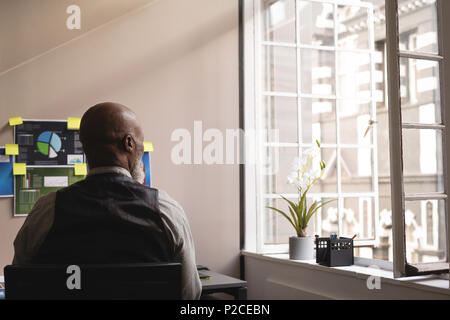 Senior Graphic Designer entspannen im Büro Stockfoto