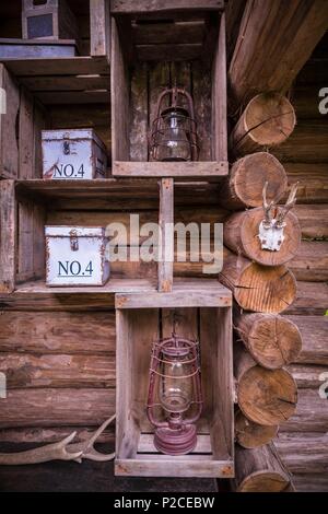 Frankreich, Sarthe, La Fleche, La Fleche Zoo, ungewöhnliche Familie Unterkunft am Hudson Lodge für ein vertrautes Gesicht mit den Arktischen Wölfe (Canis lupus arctos), Detail der Dekoration auf der Terrasse Gesicht Stockfoto