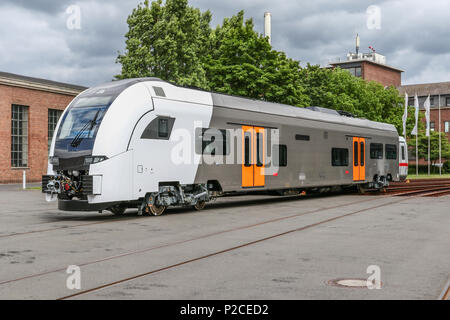 Derzeit entsteht im Werk Krefeld-Uerdingen Siemens die neue Generation von Fahrzeugen für den Nahverkehr in der Rhein-Ruhr-Region. Der Siemens Desiro HC ist eine Kombination aus elektro-triebzug und Doppelstockwagen. Stockfoto