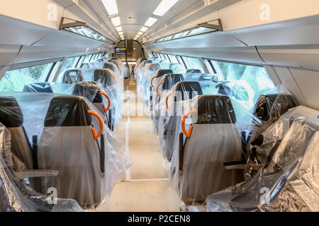 Derzeit entsteht im Werk Krefeld-Uerdingen Siemens die neue Generation von Fahrzeugen für den Nahverkehr in der Rhein-Ruhr-Region. Der Siemens Desiro HC ist eine Kombination aus elektro-triebzug und Doppelstockwagen. - Modern und komfortabel praesentiert sich der Innenraum des Fahrzeugs. Stockfoto