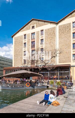 Frankreich, Paris, La Villette Becken, der größten künstlichen Wasserstraße in Paris, die den Ourcq Canal auf die Canal Saint-Martin, Bar - Restaurant und handwerkliche Brauerei, Paname Brauen Unternehmen oder PBC verbindet Stockfoto