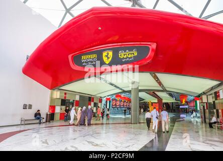 Die Vereinigten Arabischen Emirate, Abu Dhabi, Yas Island, Ferrari Erfahrung oder Ferrari World Vergnügungspark, der erste Ferrari-branded Theme Park Stockfoto