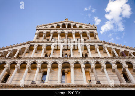 Pisaner romanischen Fassade des mittelalterlichen Römisch-katholischen Pisa Dom auf der Piazza dei Miracoli (Piazza del Duomo), ein wichtiges Zentrum der mittelalterlichen europäischen Stockfoto