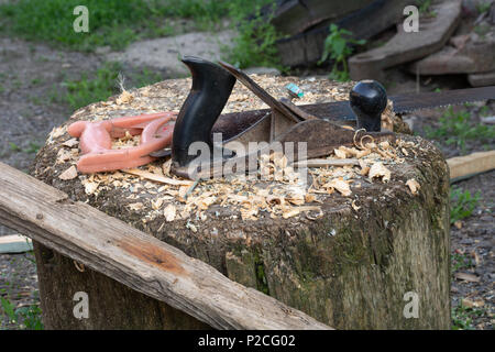 Tools Tischler-Ebene und sah in das Sägemehl auf dem Stumpf Stockfoto