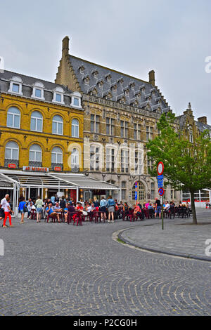 Personen, die in einem der vielen traditionellen Restaurants rund um den zentralen Platz von Ypern oder Ypern in Flandern, Belgien Stockfoto