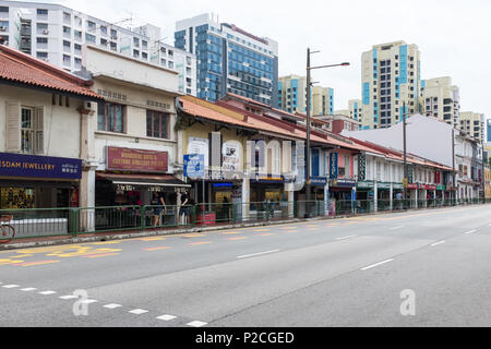 Serangoon Road im Stadtteil Little India, Singapur, die für die indische Restaurants, Einkaufszentren, Schmuckgeschäfte und Schneider bekannt ist. Stockfoto