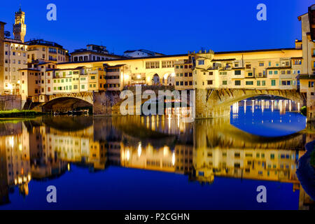 Flussabwärts Blick auf Ponte Vecchio, Florenz, Italien Stockfoto