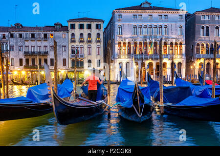 Gondoliere im Canal Grande, Venedig, Italien, Stockfoto