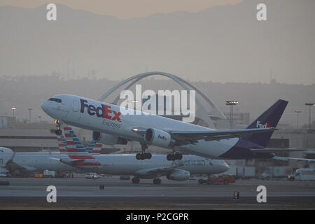 FedEx Express Boeing 767-300 Air Cargo Jet vom Internationalen Flughafen Los Angeles, LAX, Kalifornien, USA. Stockfoto