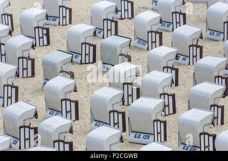 Liegestühle am Strand Ostsee Stockfoto