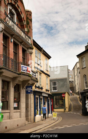 England, Cornwall, Liskeard, Market Street, und schmale Straße bis Castle Hill Stockfoto