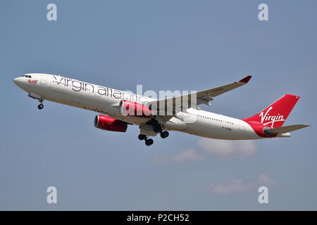 Virgin Atlantic Airlines Airbus A330 G-VGBR Weg von London Heathrow Flughafen, Großbritannien Stockfoto