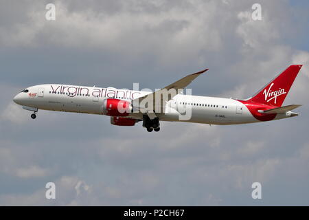 Virgin Atlantic Airways Boeing 787-9 Dreamliner G-VNYL vom London Heathrow Flughafen, Großbritannien Stockfoto