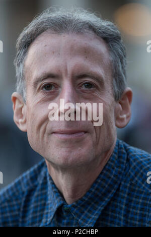 Gay Rights campaigner Peter Tatchell in Manezhnaya Quadrat, Moskau, wo er früher weg von nach dem Staging ein Ein-mann-Protest geführt wurde, sitzt. Stockfoto