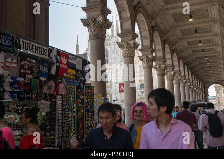 Milano. Touristen, die Duomo Torbogen. Italien. Stockfoto